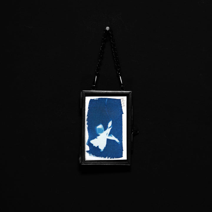 Cyanotypie | Florales Motiv im Glasrahmen | 7,5 x 5 cm - Pixel Cafe Cologne