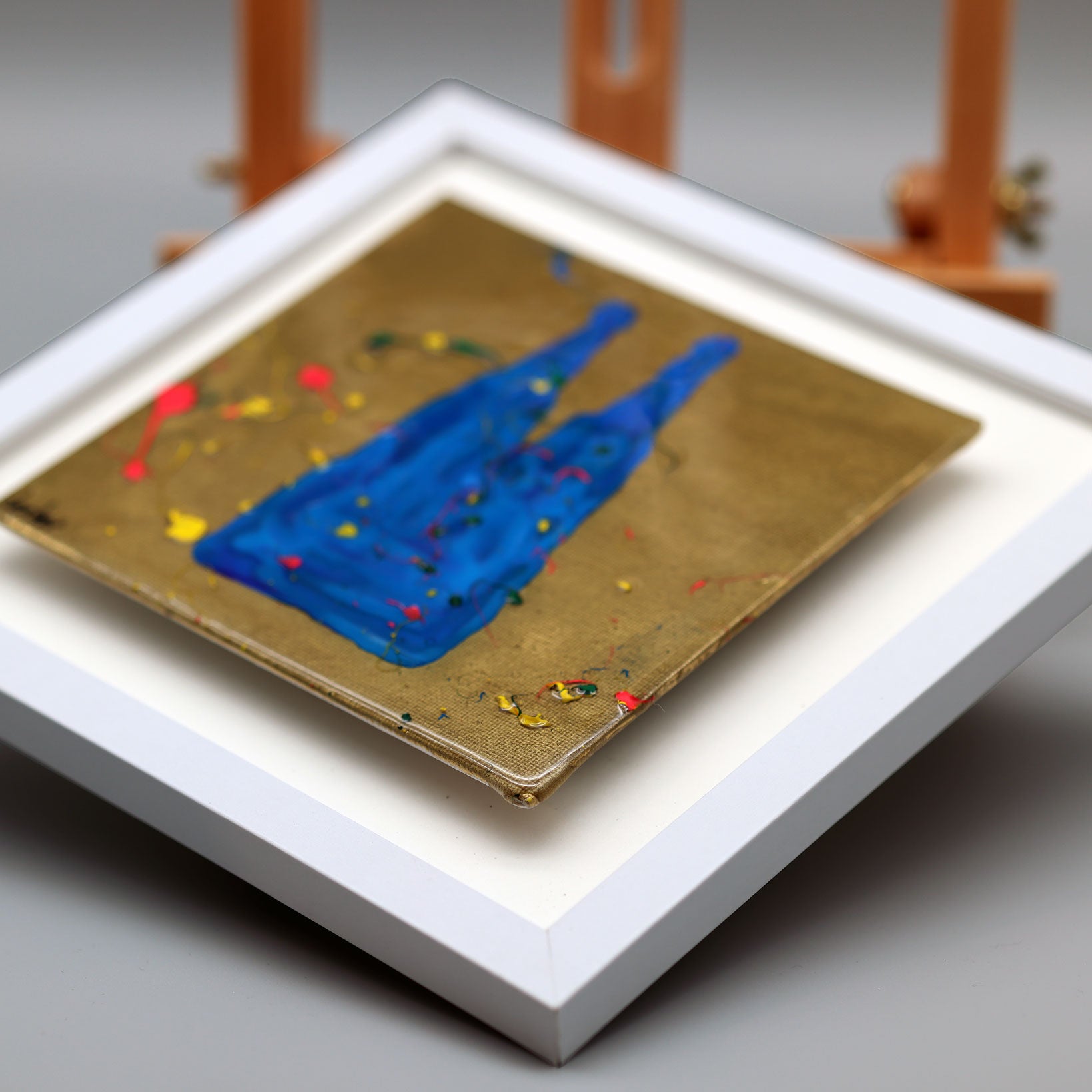 Acrylbild Kölner Dom mit blauem Dom-Motiv auf goldenem Hintergrund im weißen Rahmen von Pixel Cafe Cologne