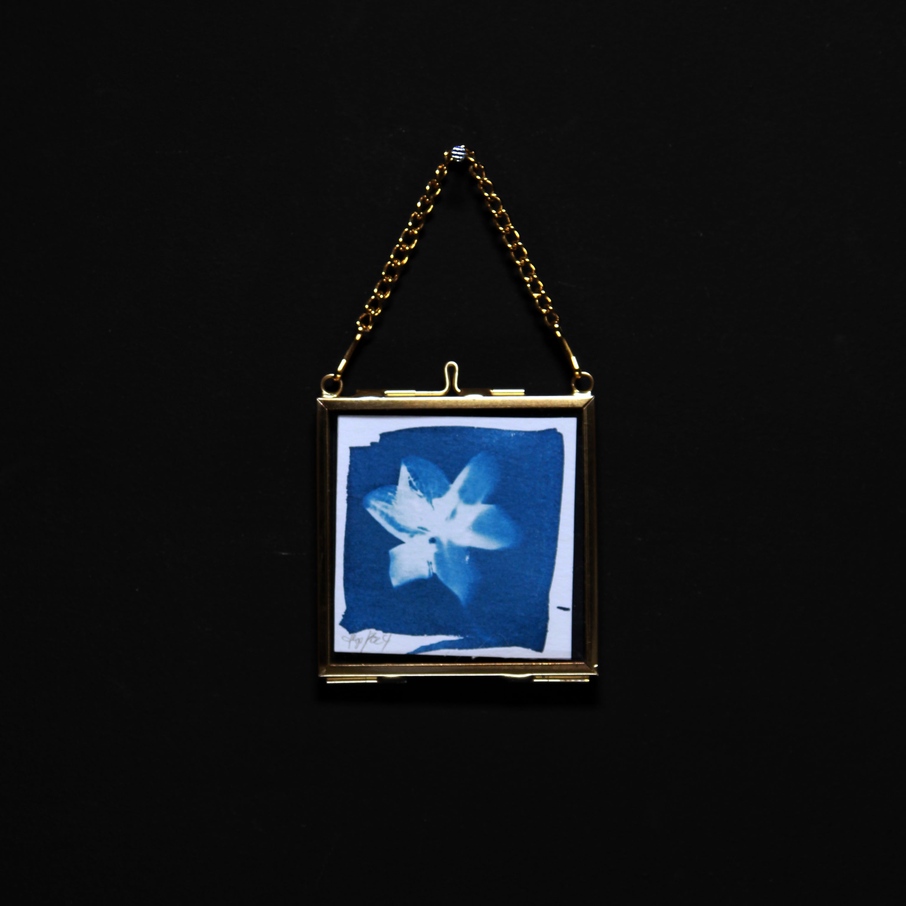 Cyanotype | Floral motif in glass frame | 7 x 7 cm