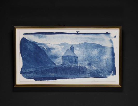 Berglandschaft mit Kapelle | Blaudruck auf Karton - Pixel Cafe Cologne Alpen, Alpenlandschaft, Alternative Fotografie, Art, Austria, Blau, Blaudruck, Cyanotype, Cyanotypie, Druckkunst, Eukalyptus, Geschenk, Geschenkartikel, Geschenkidee, Gletscher, Großglosckner, Kunst, Kunst aus Köln, Kunstdruck, Unikat, Österreich