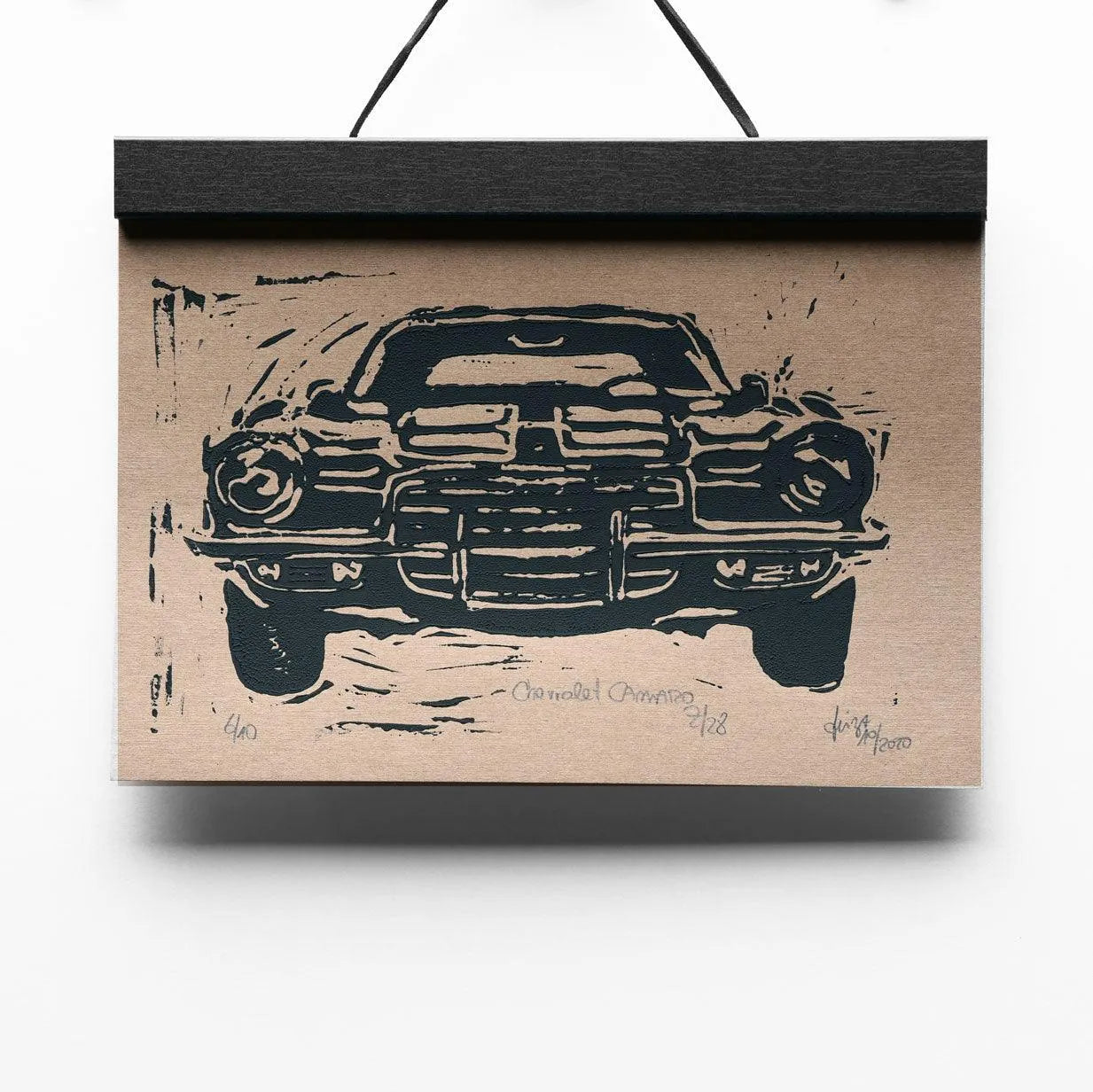 Chevrolet Camaro Z/28 | Linoldruck auf braunem Papier - Pixel Cafe Cologne Amerikanische Oldtimer, Art, Block print, Chevrolet, Chevrolet Camaro, Chevrolet Camaro Z/28, Geschenkartikel, Kunst, Linocut, Linoldruck, Linolstich, Muscle Car, Oldtimer, Unikat, US Car